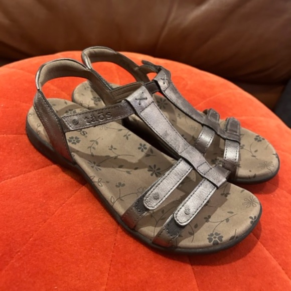 Taos Footwear Shoes Taos Trophy Wanderer Metallic Leather Strap Sandals Silver Bronze 8